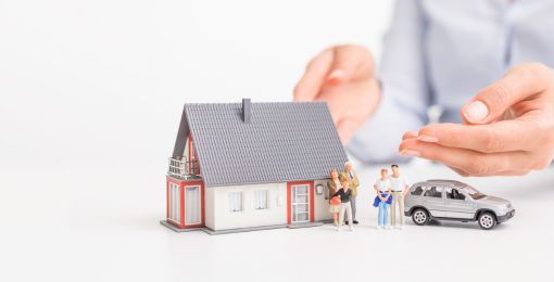 Casita, coche y personas hechas en figuritas de cera